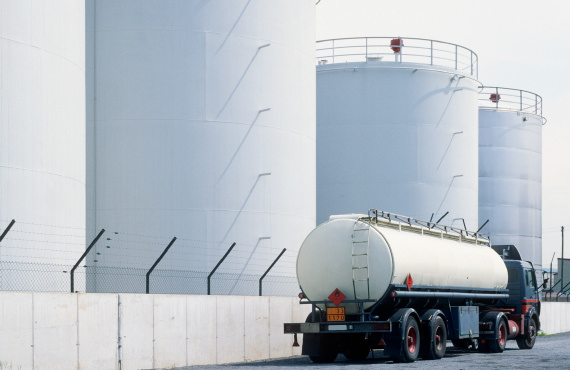 Accurately monitor offloading from a truck bay for hydrocarbon fluids